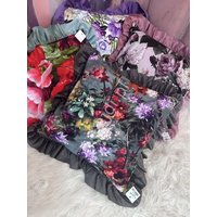Kody rabatowe Lejdi.pl - Ozdobna grafitowa poszewka na poduszkę wkolorowe kwiaty Velvet , zamsz dwustronna kwiaty / gładka 42x42 cm